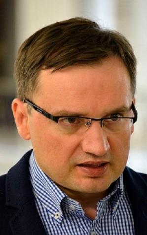 Minister Sprawiedliwości sprawdza działanie Sądu Rejonowego w Kłodzku w sprawie trzech policjantów, prokurator i miejscowej biznesmenki