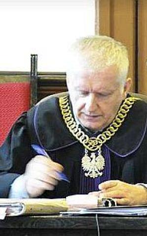 [VIDEO] - 70 tysięcy złotych zażądał absolwent Szkoły Ochroniarskiej Delta, Karol K. od mojego znacznie słabszego syna, za rzekome dźgnięcie nożem. Nie dostanie grosza, bo mój syn nie ma żadnego majątku - mówi matka skazanego nauczyciela