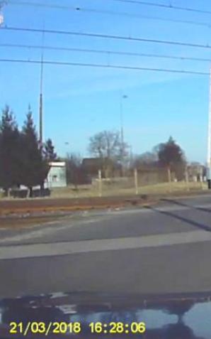 Kierowcy wstrzymali oddech ale nie wstrzymali myślenia. Sekundy od tragedii na przejeździe kolejowym