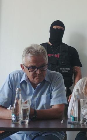 [VIDEO] Konferencja Krzysztofa Rutkowskiego: Nagroda za odnalezienie zaginionego Łukasza Porwolika. Piramida finansowa cały czas oszukuje ludzi, a jej założycie ukrywają się na Cyprze.