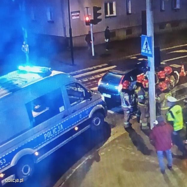 [VIDEO] Jechała z zamarzniętą szybą - wjechała w rodzinę na przejściu dla pieszych